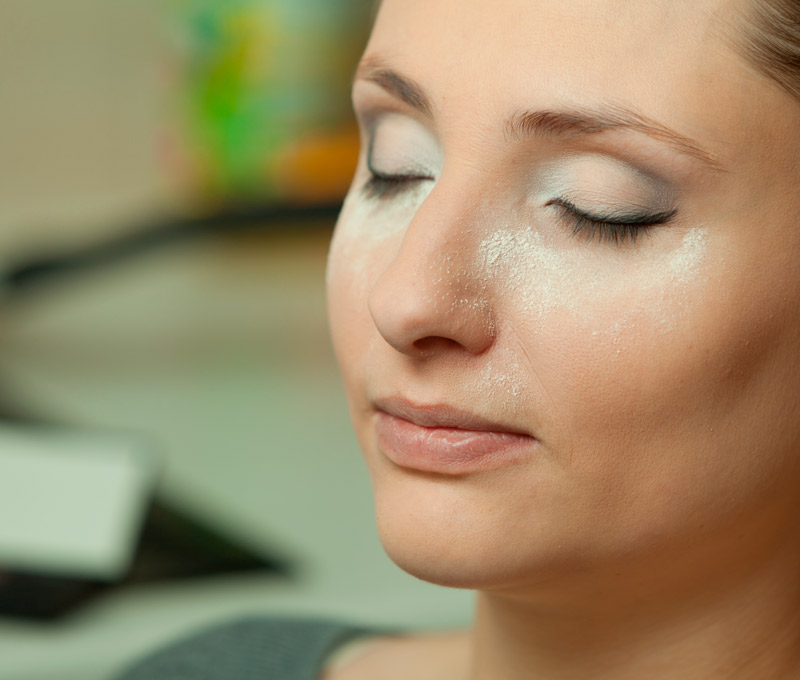 Maquillaje para reducir expresiones y manchas - FM Mundo