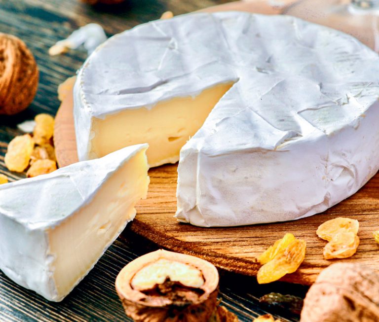 Cocinemos queso camembert al horno con costra de hojaldre - FM Mundo