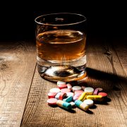 los peligros de mezclar alcohol con medicamentos