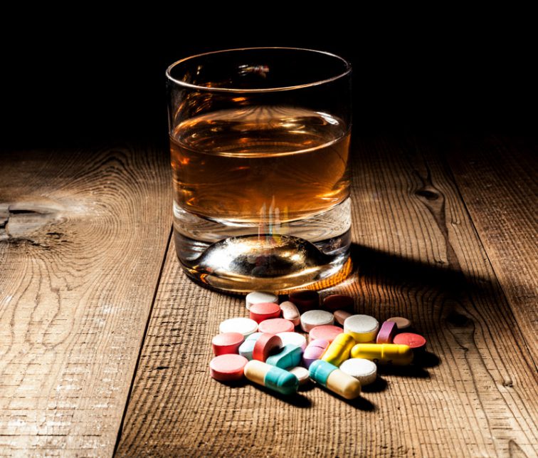 los peligros de mezclar alcohol con medicamentos